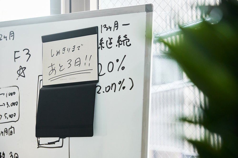 さらに、クリップ内の磁石を活かして、冷蔵庫やホワイトボード、スチール面に貼りつけたり|裏紙も、コピー用紙も、図面も、契約書も、なんでも挟むだけで、1冊のノートに。紙もペンも挟んで持ち歩けるから、どこでも書ける「クリップボード・ノート」|ペーパージャケットflex