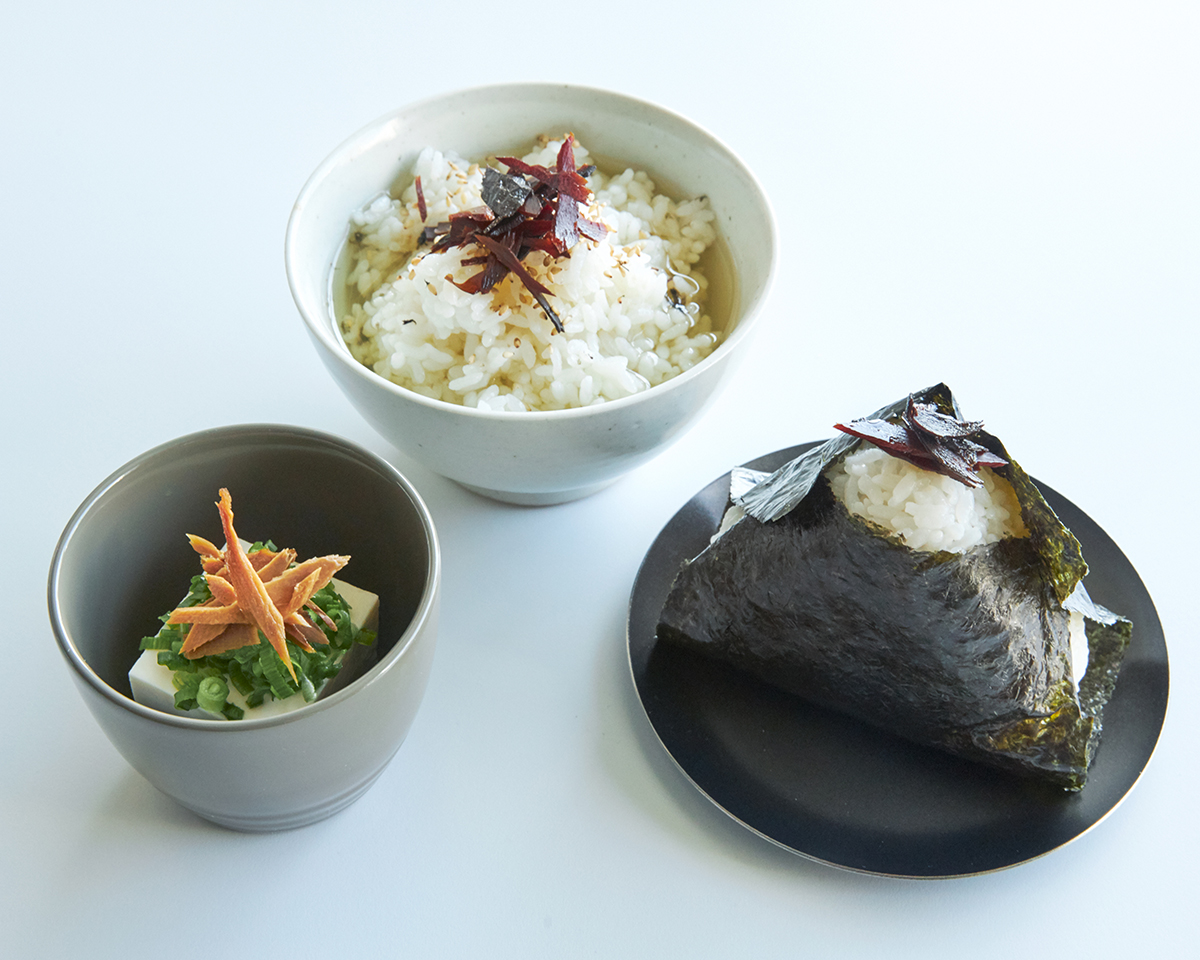 刻んでおむすびやお茶漬け、冷奴の具として、余すところなくおいしくいただけます。うまみが凝縮！いつもの調味料が宗田節で輝きだす、つぎ足して使える「だし醤油＆だし酢（化粧箱入り）」｜SHIMANTO DOMEKI COMPANY