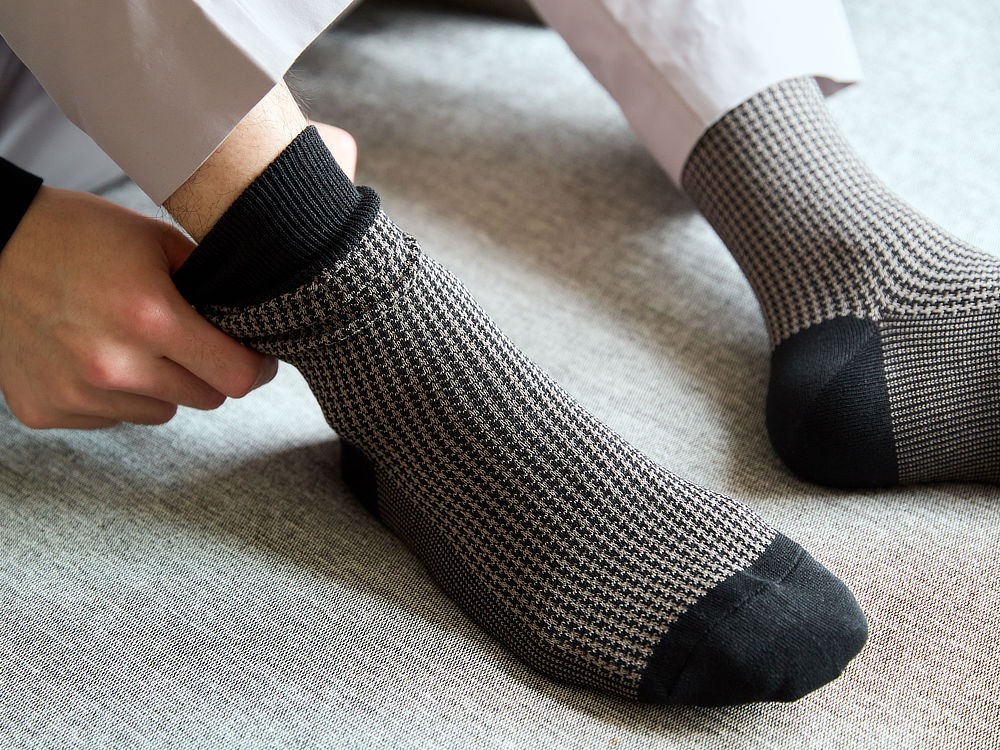 消臭性も高い。和紙糸の微細な穴が、ニオイの元を吸着して、消臭力を発揮してくれます。｜消臭効果、サラサラ効果が続く、美濃和紙を使った和紙靴下・和紙ソックス