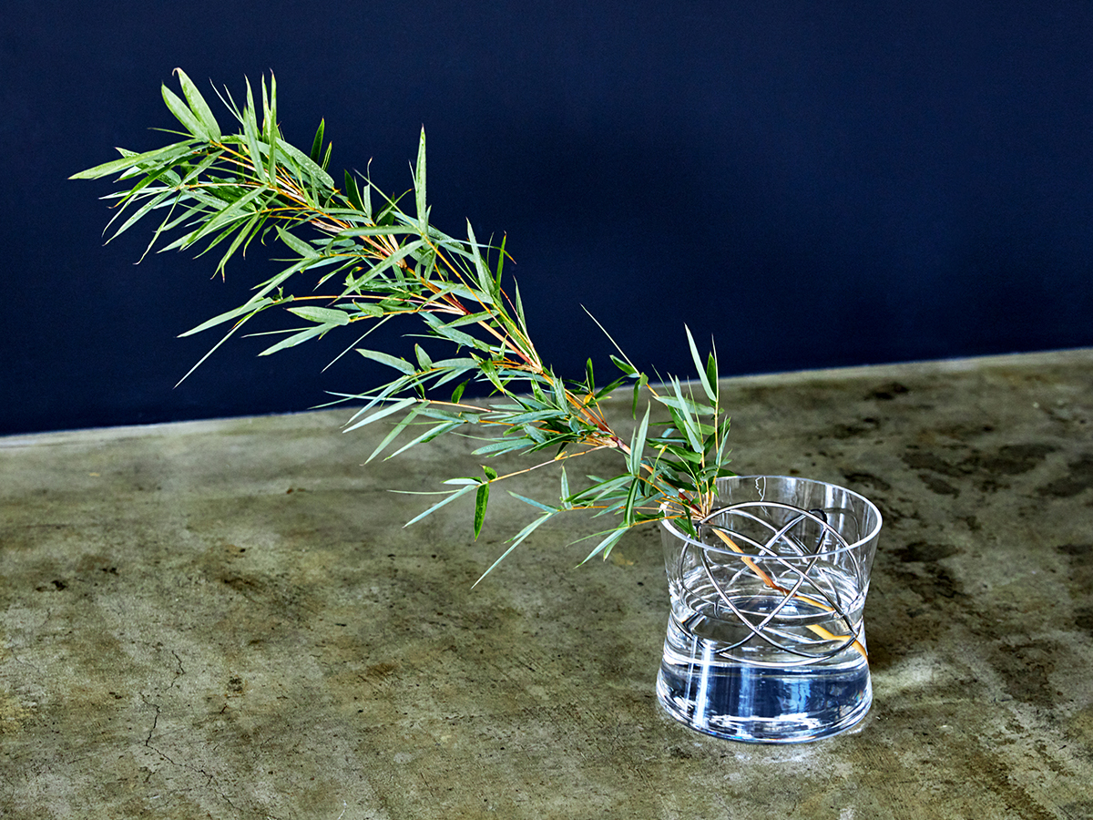 枝垂れる植物や動きのある花にぴったりな大判サイズ｜1本から飾れる花留めボール入りのフラワーベース（花瓶・花器）｜Born in Sweden｜モダンな花留めボール入りの「Sphere Vase（スフィア・ベース）」
