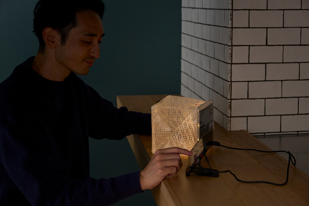 「MEGAPUFF」は、発電効率のよいブラックソーラーパネルを採用|長時間点灯、大容量バッテリー付き、折り畳めるランタン「MEGAPUFF(メガパフ)」(ソーラー充電式ランタン、太陽光発電ランタン、キャリーザサン、ソーラーパフ)