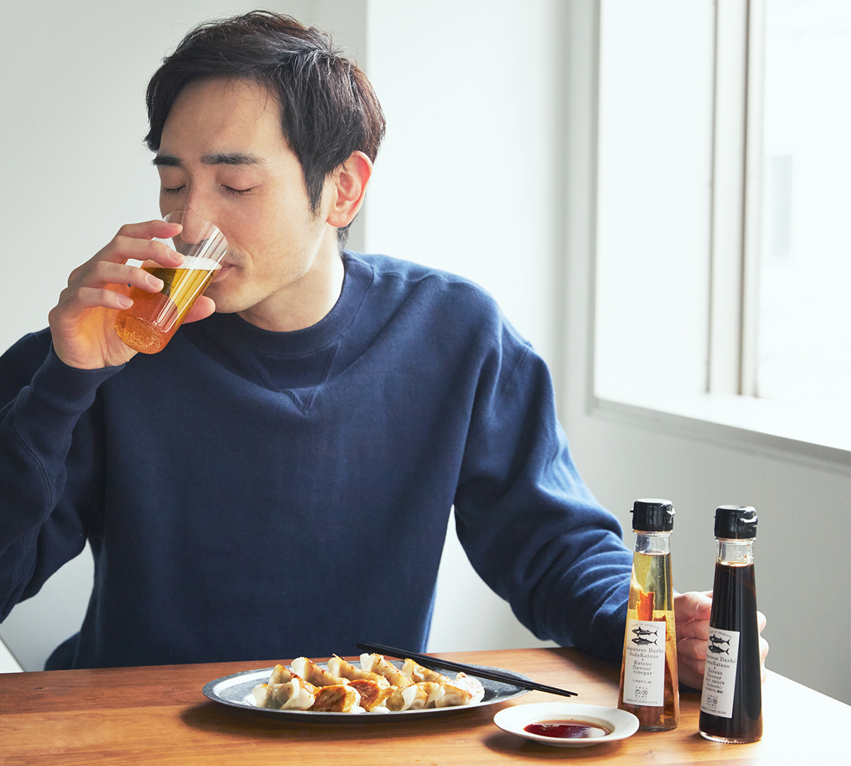 継ぎ足しで繰り返し使える。うまみが凝縮！いつもの調味料が宗田節で輝きだす、つぎ足して使える「だし醤油＆だし酢（化粧箱入り）」｜SHIMANTO DOMEKI COMPANY