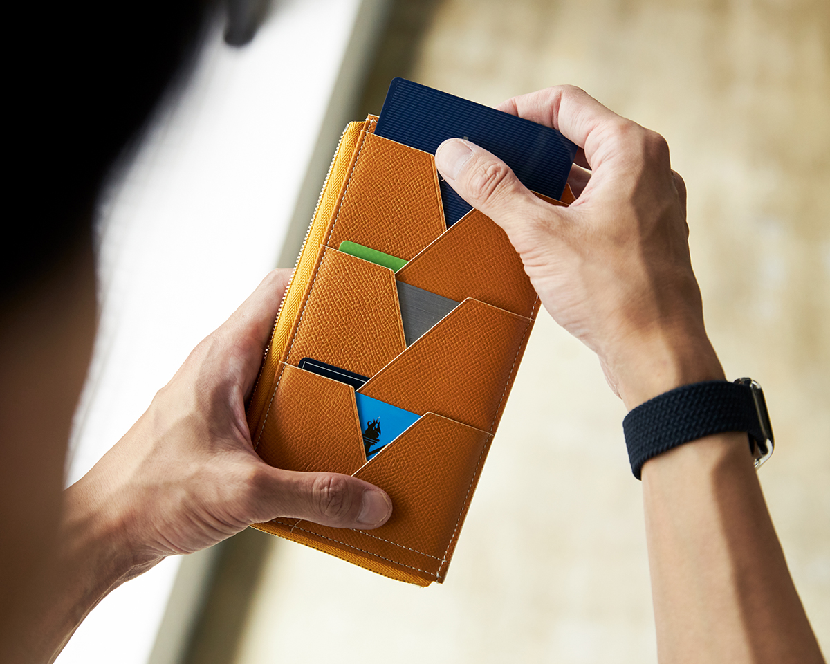 カードポケットを見える化した設計。無理なくミニマムを極めた、「薄い財布」の傑作(長財布、二つ折り財布、パスケース、カードホルダー)|ALBERTE