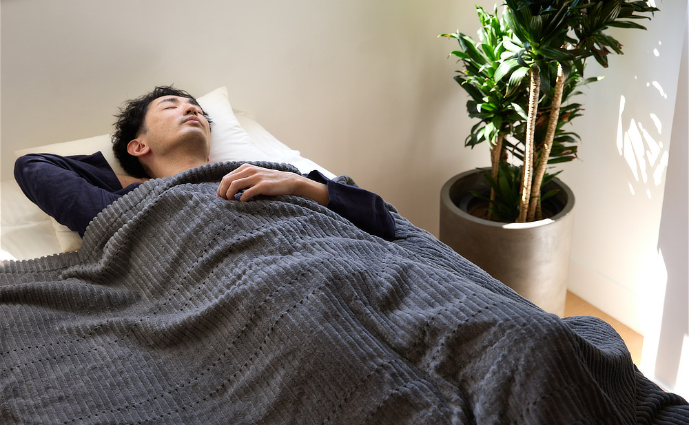 なめらかな肌触り、上質な休日時間に｜コットン100％パイルのシール織の綿毛布・コットンケット・寝具『GRAU（グラウ）』