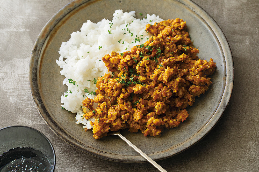 ドライカレーやガパオもおいしく。市販のひき肉は脂っぽくて臭みが気になるのですが、普通のお肉を「ボンヌ」で細かくすると、段違いにおいしい！｜ボタンひとつで、刻む・混ぜる・おろす・泡立てる「コードレス カプセルカッター ボンヌ」| récolte（レコルト）