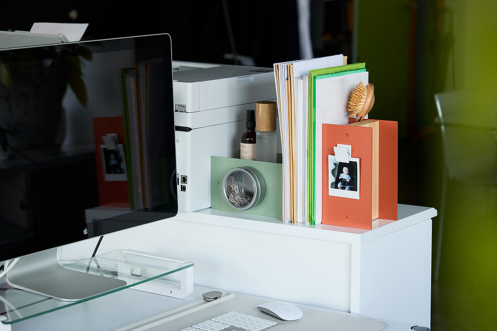 マグネットを活用して、写真を飾ったり、小物を収納したり。置く場所も向きも自由にアレンジして、ディスプレイを楽しんでください。|おしゃれなアパレルショップの什器を手掛ける日本コパック株式会社によるお洒落なスチール家具『KIT(キット)』