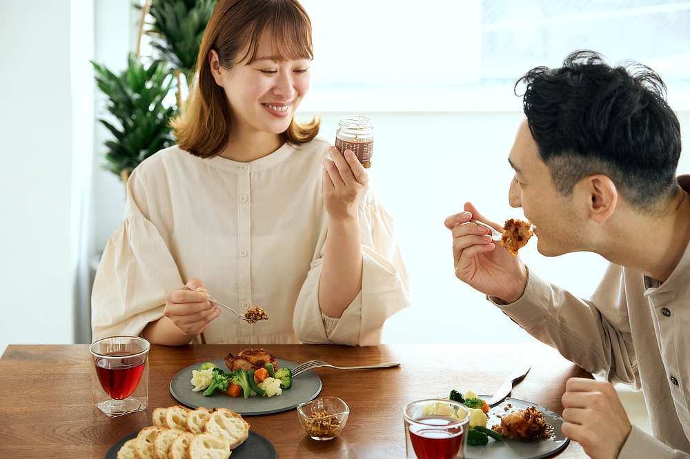 ローストアーモンドの香ばしさや、しょうゆの旨みも、いっそう深く感じられる｜どんな料理も美味しくなる。ギフトにも喜ばれる、香り高いトリュフ入りの万能調味料「サクサクしょうゆアーモンド トリュフ風味」