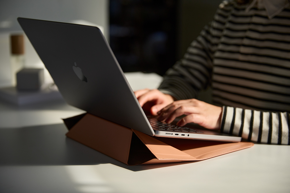ハイカウンターの席やスタンディングデスクでのPC作業時にちょうどいい|PCケースがそのままスタンドに!目線が上がって姿勢ラクラクな「多機能ノートPCケース(14インチ)」|MOFT(モフト)