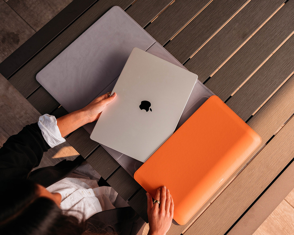 これまでになかった、MacBook・ノートパソコン用のスリーブケース。|Orbitkey(オービットキー)のビジネスツール『Orbitkey Compendium(コンペンディウム)』と、『Orbitkey Laptop Sleeve(ラップトップスリーブ)』