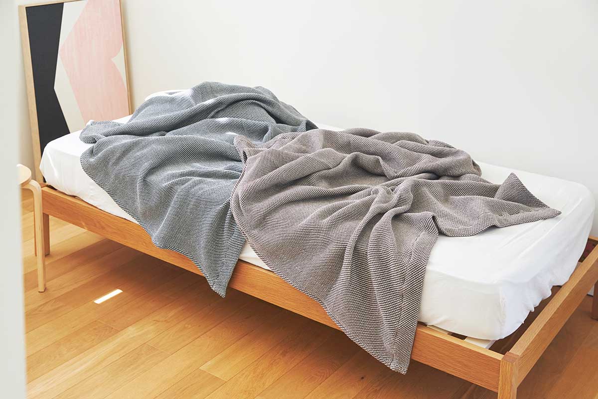 汗を吸ってもベタつきにくく、一晩中サラサラの肌触り。「熟睡」を追求した凹凸状のハニカム織りのハニカムケット(ワッフルケット)