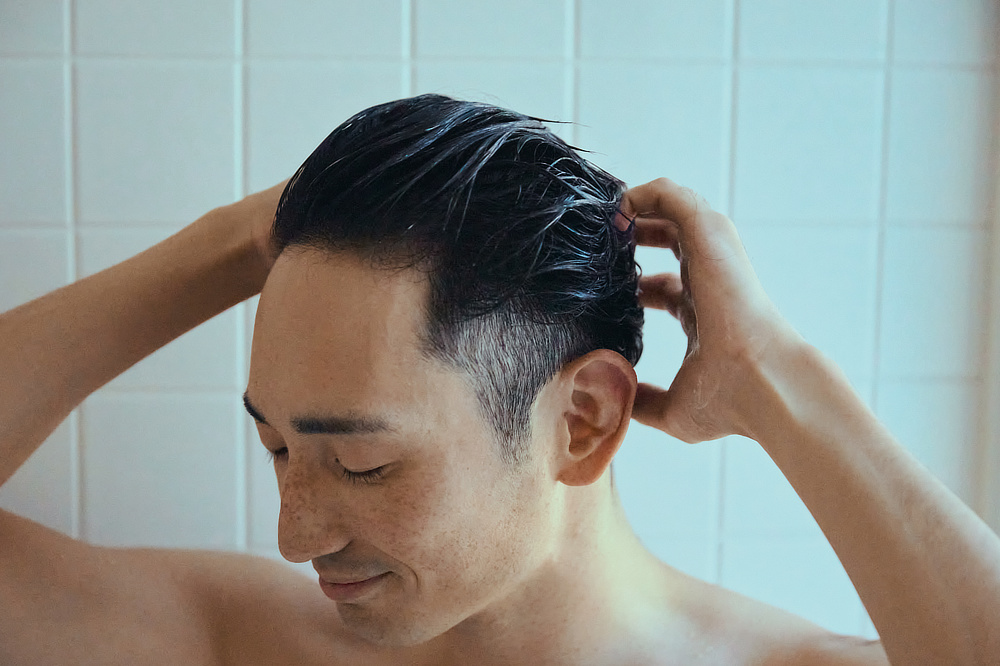 性別や年齢を問わず、頭皮環境をととのえてくれる成分を凝縮しているので、「泡パック」で少し放置するのがおすすめ。|DJ DRAGON・MCドラゴンの橋本達史氏が開発。フルボ酸と高山植物エキスで、髪と頭皮環境をしっとり整える『EVEREST(エベレスト)』のノンシリコンシャンプーとトリートメント