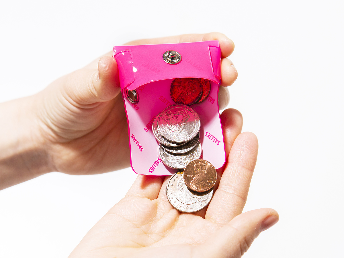 より軽くコンパクトに、お金を出し入れしやすく、たくさん収納できるミニマム構造がかなえる、軽量＆収納力の「ミニ財布」｜SALLIES