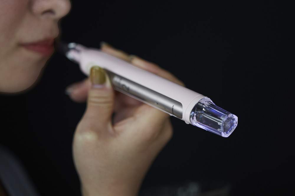 単4電池だから家でもオフィスでも使いやすい。光触媒の効果で、歯磨き粉なしでも歯垢がとれる「電動歯ブラシ」｜SOLADEY