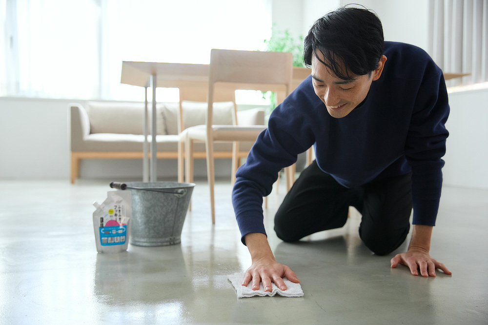 新感覚の「ぞうきん掛け」に、思わず楽しくなってくるはず。床・窓ガラス・壁、拭いた後のぞうきんまでピカピカになる「家中おそうじ洗剤」｜水に戻る、環境にやさしい「がんこ本舗」の洗剤「ふきふきフッキー」