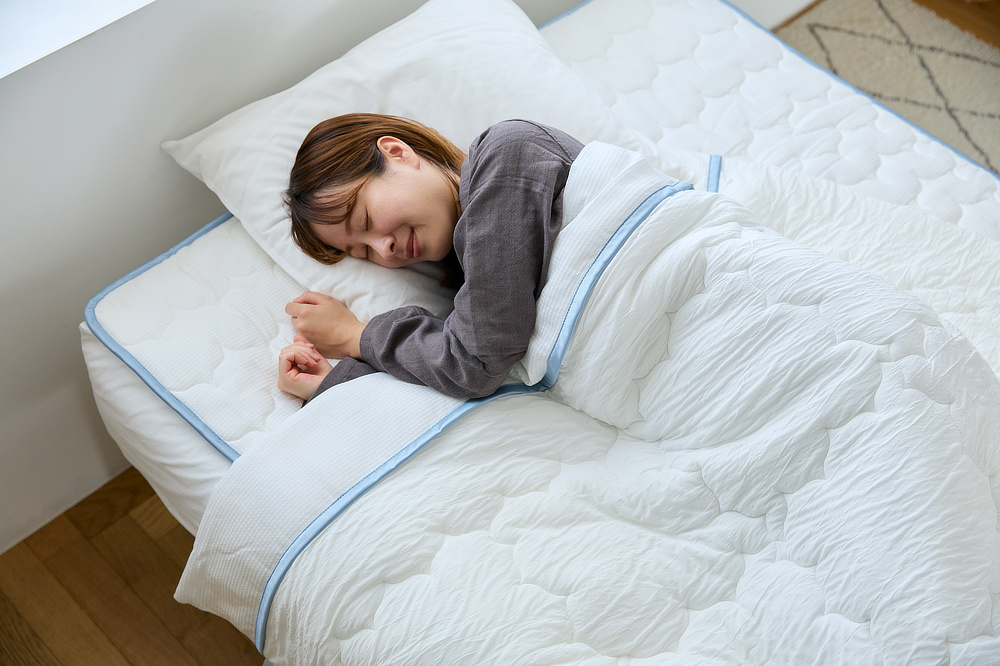体のほてりが静まっていくのと同時に、眠りへ引き込まれていく｜熱帯夜も、心地よい睡眠。驚くほど「しっとり冷たい」寝心地の冷感夏の掛け・敷きふとん｜The ICE 27（ザ・アイス・トウェンティーセブン）