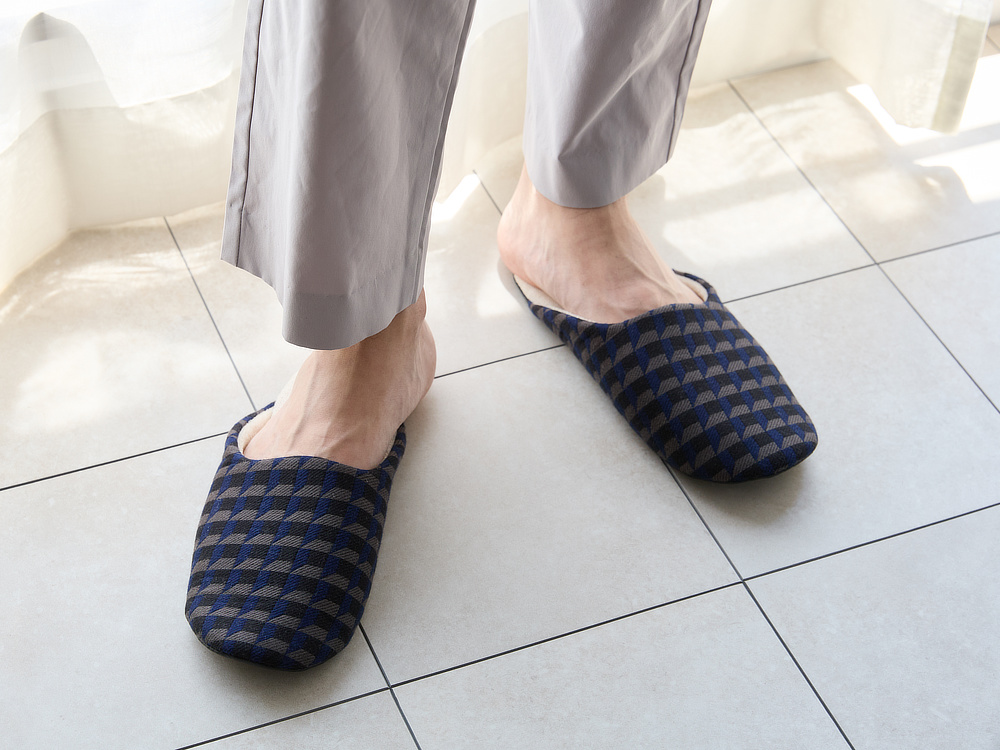 スタイルが良く見えるほっそりシルエット｜足裏も指先もサラサラで歩きやすい。部屋にあるだけで家の中が夏らしく変わるスリッパ｜LOOM & SPOOL（ルームアンドスプール）