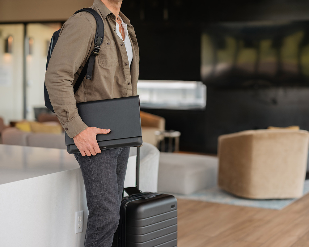 カフェもダイニングテーブルも、広げるだけで、使い慣れたあなただけのワークスペースになります|Orbitkey(オービットキー)のビジネスツール『Orbitkey Compendium(コンペンディウム)』と、『Orbitkey Laptop Sleeve(ラップトップスリーブ)』