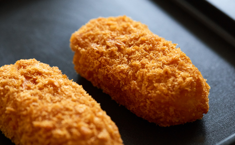 蓄熱性が高いので、買ってきた揚げ物を温め直して、プレートごと食卓に並べれば、熱々をキープする「スミ トースター」｜万能調理器具・炭（カーボン）プレート｜あやせものづくり研究会 Ayase Labo（カーボン加工専門メーカー旭工業）