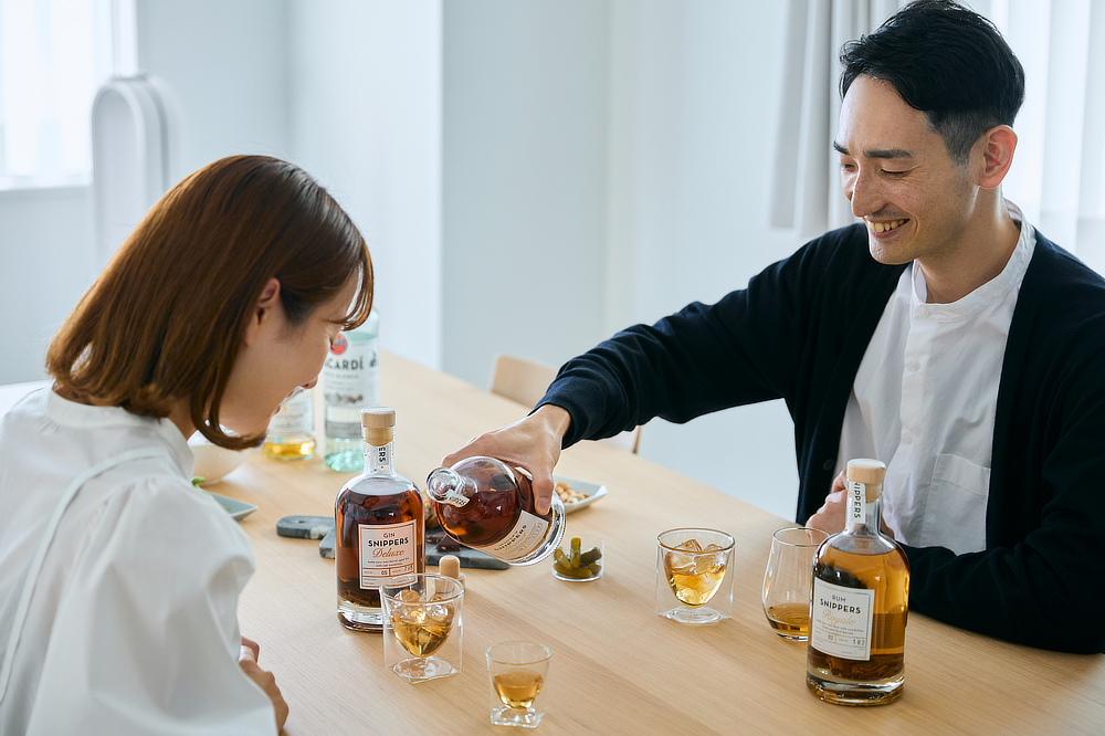 「ウイスキー」のウッドチップ×スコッチウイスキー|ウイスキーやドライジン、ホワイトラムなどのお酒を、ボトルの中で樽熟成できるオーク樽のウッドチップ入りボトル|SNIPPERS(スニッパーズ)