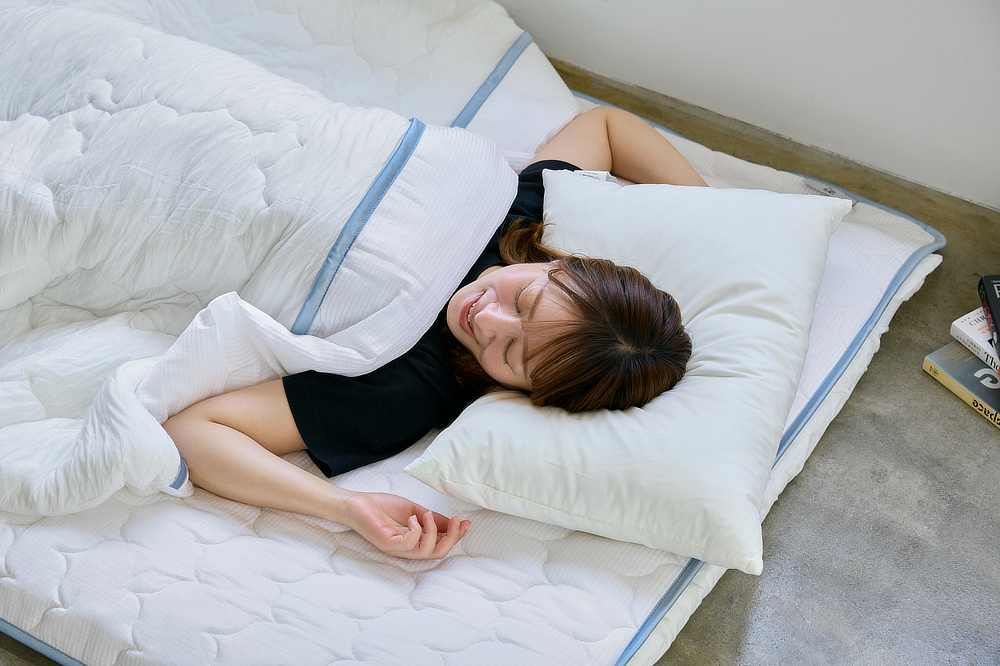 夏のプールに、背中から飛び込んだように、ヒヤッと冷たい｜熱帯夜も、心地よい睡眠。驚くほど「しっとり冷たい」寝心地の冷感夏の掛け・敷きふとん｜The ICE 27（ザ・アイス・トウェンティーセブン）