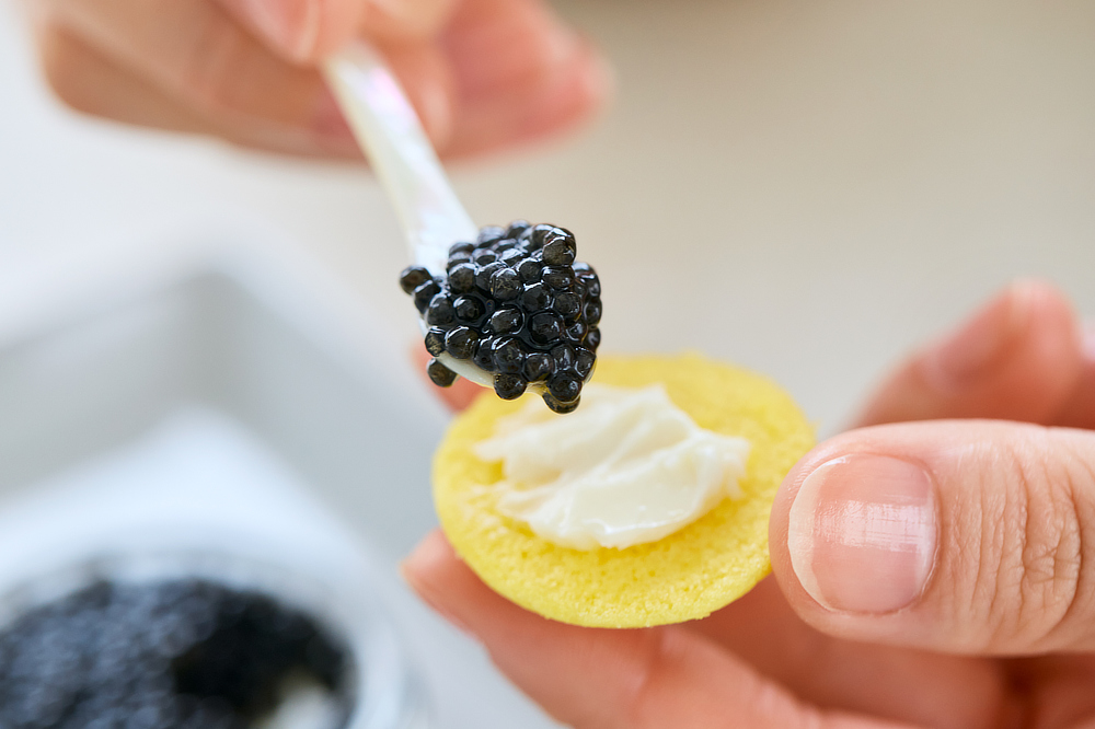 塩味がまろやかでとろけるような口溶け。旨みは残りつつ後味はスッキリ。｜贈り物、プレゼント、ギフトに。国産クラフトキャビアと味つきブリニのセット｜1983 J.CAVIAR（ジェイ キャビア）