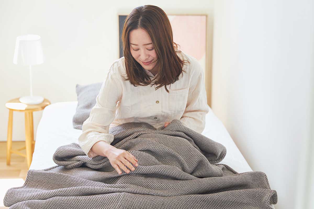 夏は、このケット1枚で。ほかの季節は肌掛けとして一年中活躍する。「熟睡」を追求した凹凸状のハニカム織りのハニカムケット(ワッフルケット)
