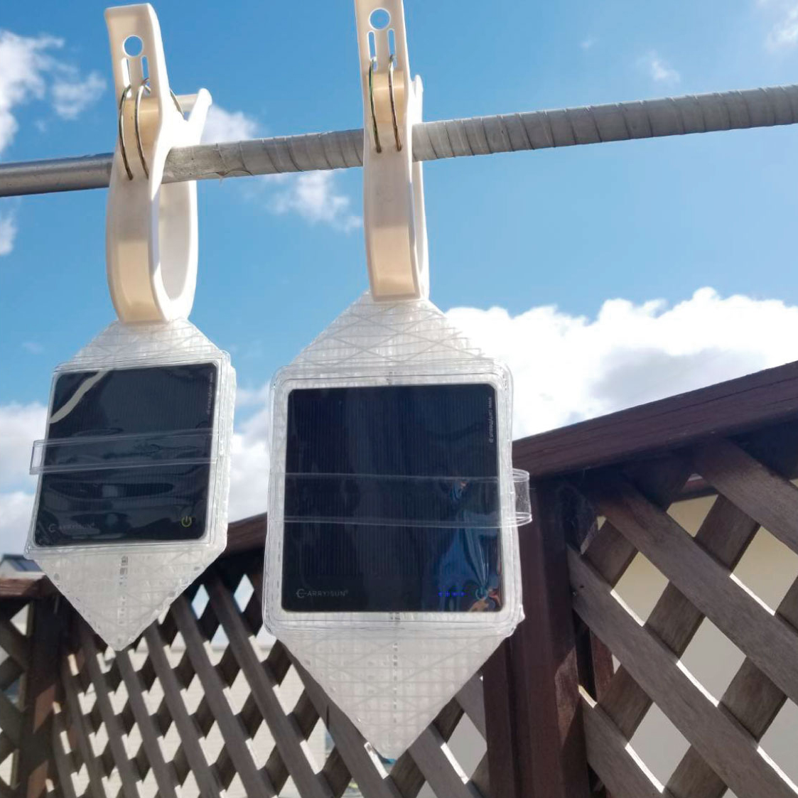 太陽の光さえあれば充電できて、長時間、明かりを照らせるから停電時に重宝する。薄さ1.2cmに畳める超軽量ソーラー充電式ライト（ランタン）で、いつも太陽の光がそばに｜carry the sun