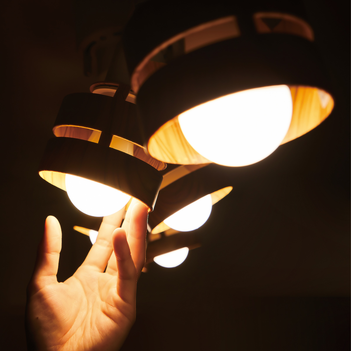 停電時も最大6時間点灯し続ける電球｜毎日使う照明・電球が防災用品に。停電時でも点灯する、バッテリー内蔵ライト『tsuita（ついた）』