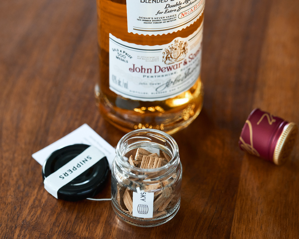 ウッドチップの入ったボトルの中に好きなお酒を注ぐだけ|ウイスキーやドライジン、ホワイトラムなどのお酒を、ボトルの中で樽熟成できるオーク樽のウッドチップ入りボトル|SNIPPERS(スニッパーズ)