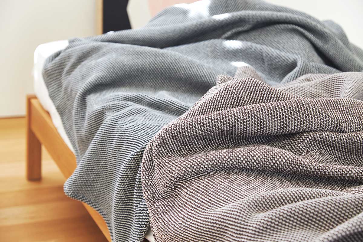 表面がハチの巣のような立体構造だからサラッと気持ちいい。「熟睡」を追求した凹凸状のハニカム織りのハニカムケット(ワッフルケット)