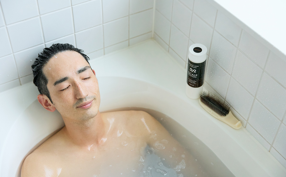仕上げに、『572』の「薬用トリートメント」を使えば、頭皮も、髪も、いっそううるおう｜男性の髪と頭皮のための『572（ゴーナナニ）』のシャンプー、トリートメント、育毛剤、スカルプブラシ