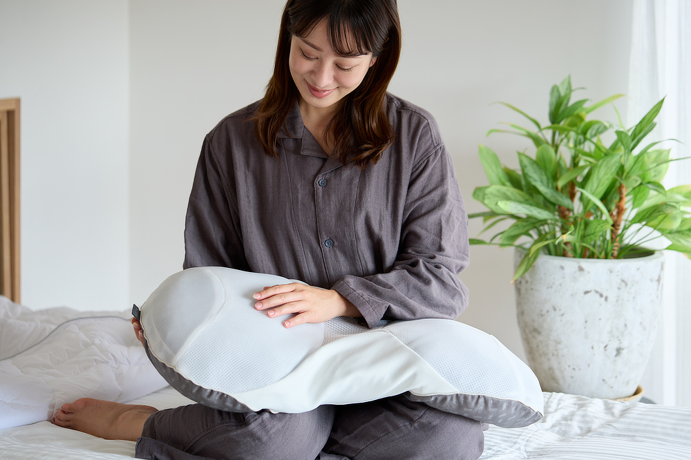 あお向けで寝ついた後も、右へ、左へ、寝返りしやすいから、ひと晩中、体がリラックス状態のまま。枕のプロ8人がこだわってつくった究極の枕|PRO-8(プロハチ)枕 ディーブレス