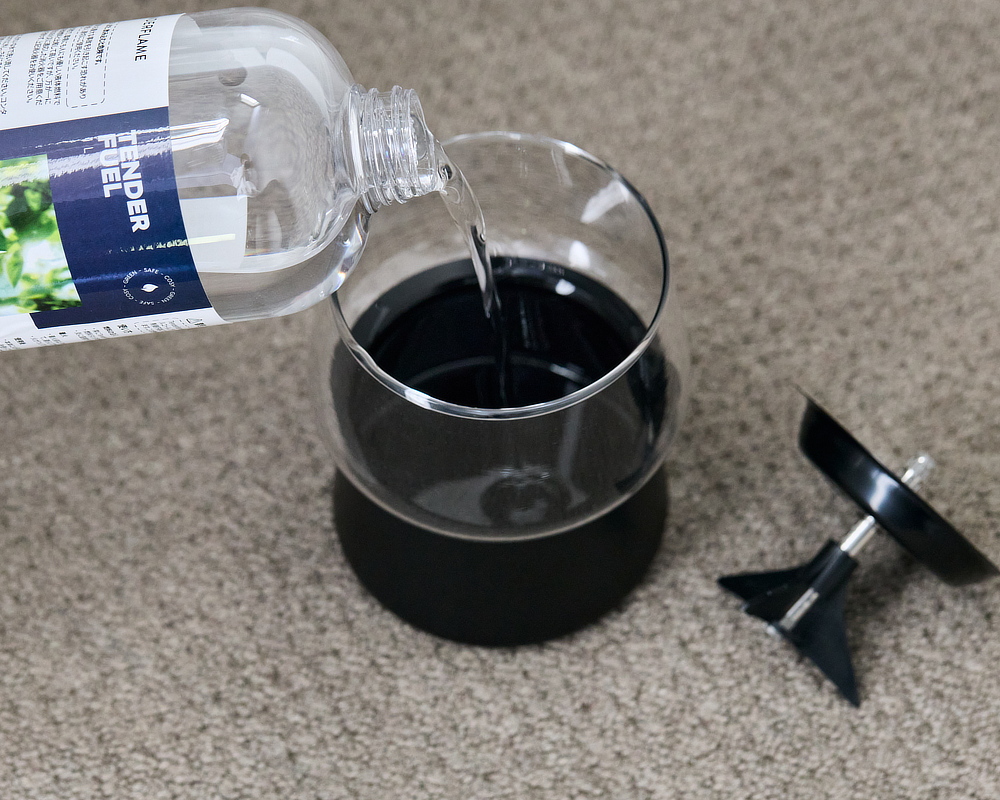 使い方は、とてもシンプル｜お家のテーブルで焚き火気分を味わえる卓上ランプ「TENDERFLAME（テンダーフレーム）」