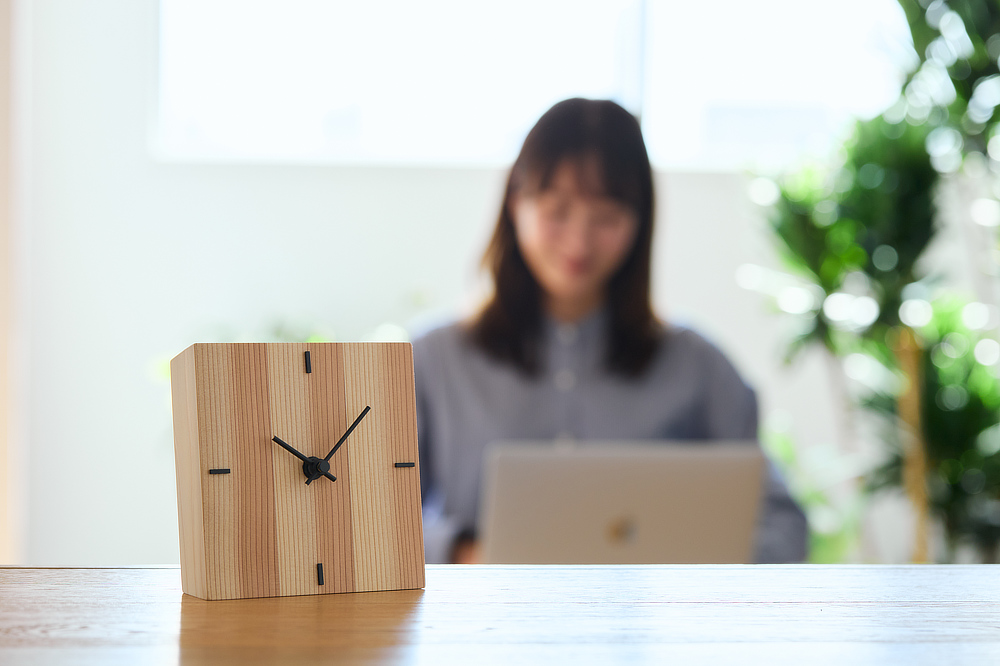 ミマツ工芸が、地元・佐賀の杉を、組み上げてつくる、美しい時計｜波は「穏やか」、縞は「繁栄」を願って…佐賀産の杉で組み上げた年輪時計「置き時計」｜NENRIN CLOCK