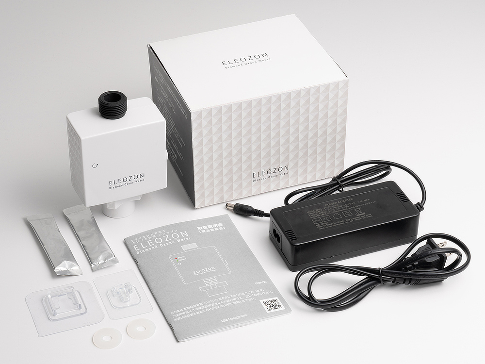 セット内容は専用給電アダプタ、テープ付きフック1個、クエン酸スティック2本、パッキン(半透明)2|お家でプロ級のオゾン水クリーニングができる、洗濯機用オゾン水生成器『ELEOZON(エレオゾン)』