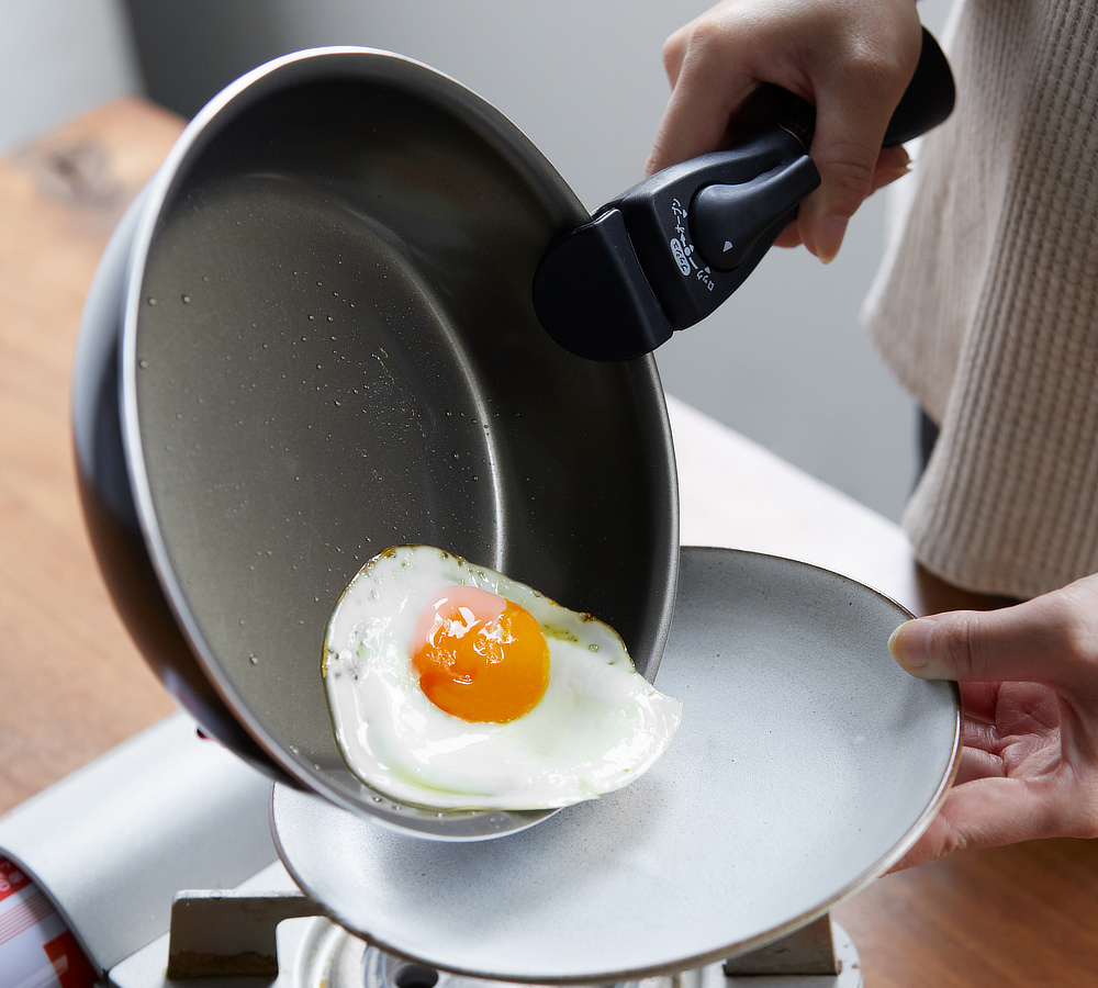 特許技術の「WellFron(ウェルフロン)スピンコーティング」済み|食材がくっつかない、焦げつかないフライパン(調理器具・道具・キッチンツール)|『SURUTTO(スルット)』