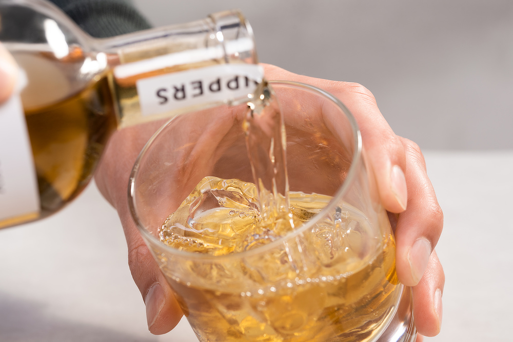 ラム酒の熟成に使用されていた、20〜50年モノのアメリカ産のオーク樽|ウイスキーやドライジン、ホワイトラムなどのお酒を、ボトルの中で樽熟成できるオーク樽のウッドチップ入りボトル|SNIPPERS(スニッパーズ)
