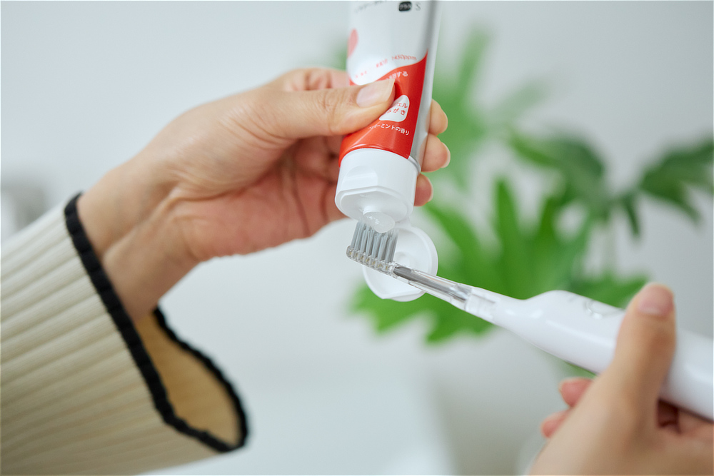 『SOLADEY』の光触媒効果を、最大限に発揮するには、「正しい磨き方」が欠かせません。光触媒の効果で、歯磨き粉なしでも歯垢がとれる「電動歯ブラシ」｜SOLADEY
