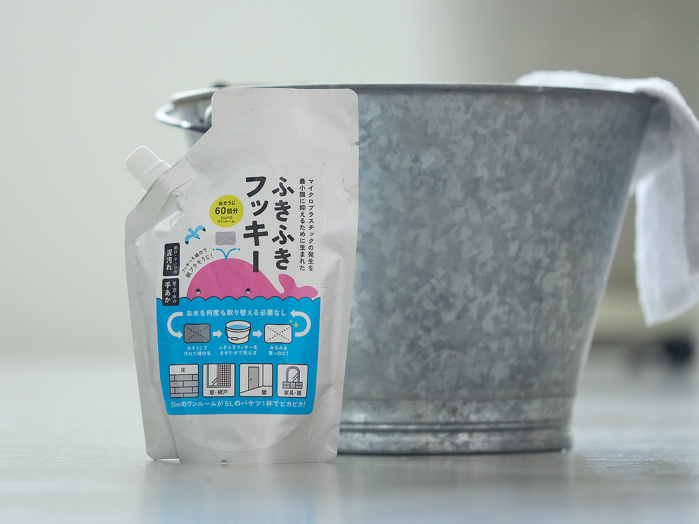 新感覚の「ぞうきん掛け」に、思わず楽しくなってくるはず。床・窓ガラス・壁、拭いた後のぞうきんまでピカピカになる「家中おそうじ洗剤」｜水に戻る、環境にやさしい「がんこ本舗」の洗剤「ふきふきフッキー」