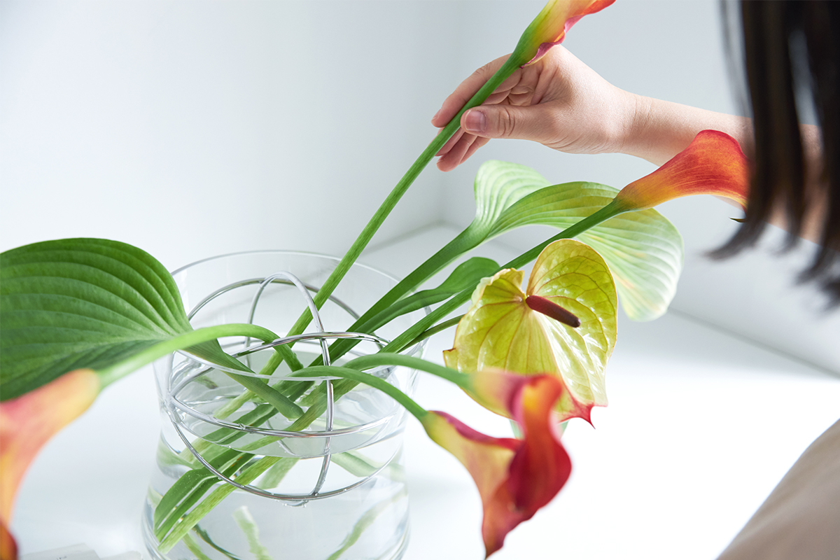 大輪1本から種類さまざまな植物まで、誰でも簡単にアレンジができる｜1本から飾れる花留めボール入りのフラワーベース（花瓶・花器）｜Born in Sweden｜モダンな花留めボール入りの「Sphere Vase（スフィア・ベース）」