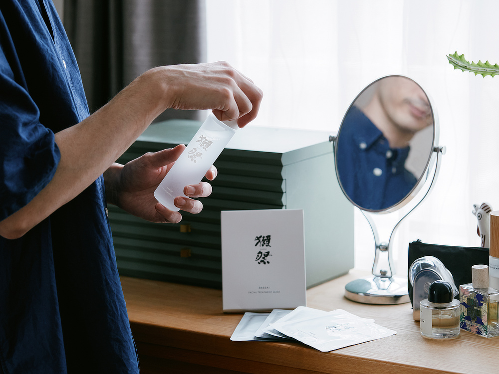 洗顔後、マスクシートを顔にフィットさせ、そのまま10分待つだけ（別売りの「獺祭 オイルイン モイスチャライジング ローション」を塗った後に使うと、なおベター）｜純米大吟醸 磨き二割三分の酒粕エキス配合『獺祭（だっさい）ビューティ』の「フェイシャル ローション」