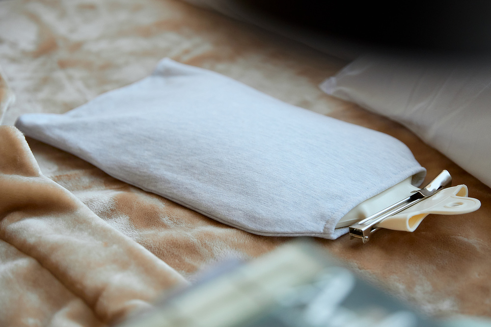 のぼせたアタマは「水枕」で冷やしてリラックス｜発熱時や猛暑、昼寝にきもちいい。おしゃれなシリコン製水枕｜シリコンウォーターピロー（奈良・大和高田市の浪華ゴム工業）