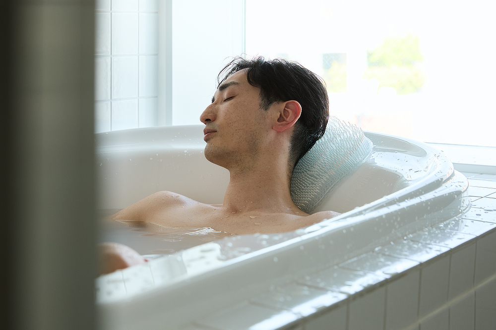脳も体をリセットしたい時におすすめ｜お風呂で脳を休ませるマインドフルネス、脱力入浴セラピーでリラックスできる、体圧分散とマッサージ効果を叶える『Bath ReLuxin’バスタブクッション』