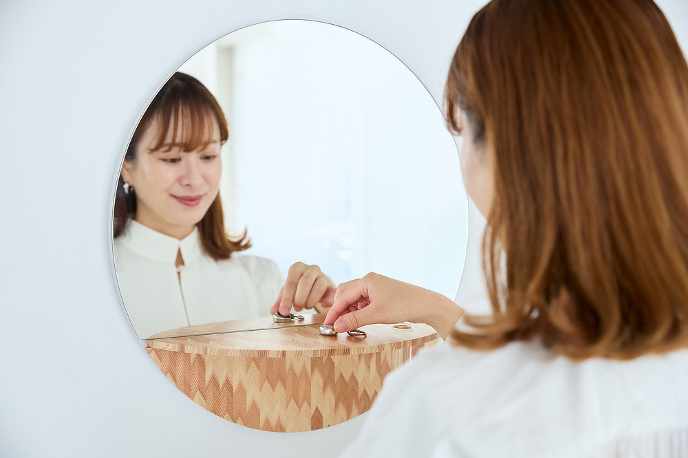 『NENRIN』のある空間で、今日もいい1日を。幸せの吉祥模様の矢羽が、あなたを見守ってくれます。｜日本のミマツ工芸による佐賀の杉を選び抜いて作った家具『NENRIN（年輪）』｜ウォールミラー・鏡