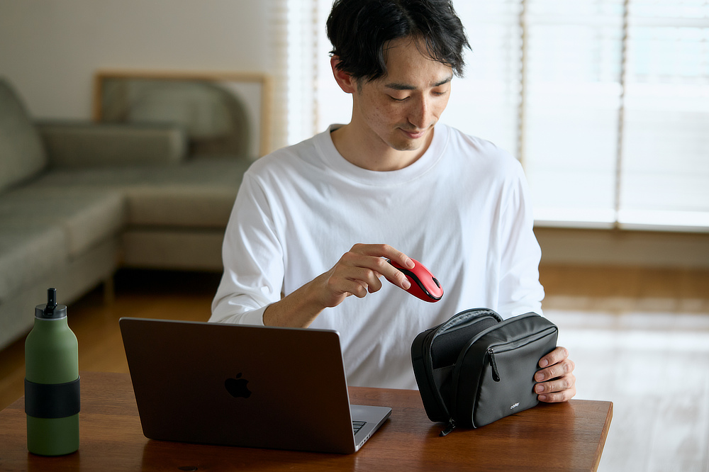 仕事道具をスッキリまとめて持ち運べる｜働き方に合せて選べるビジネスポーチ3兄弟。ビジネスポーチ大・小セット、ペンケース、デスクポーチ｜Orbitkey