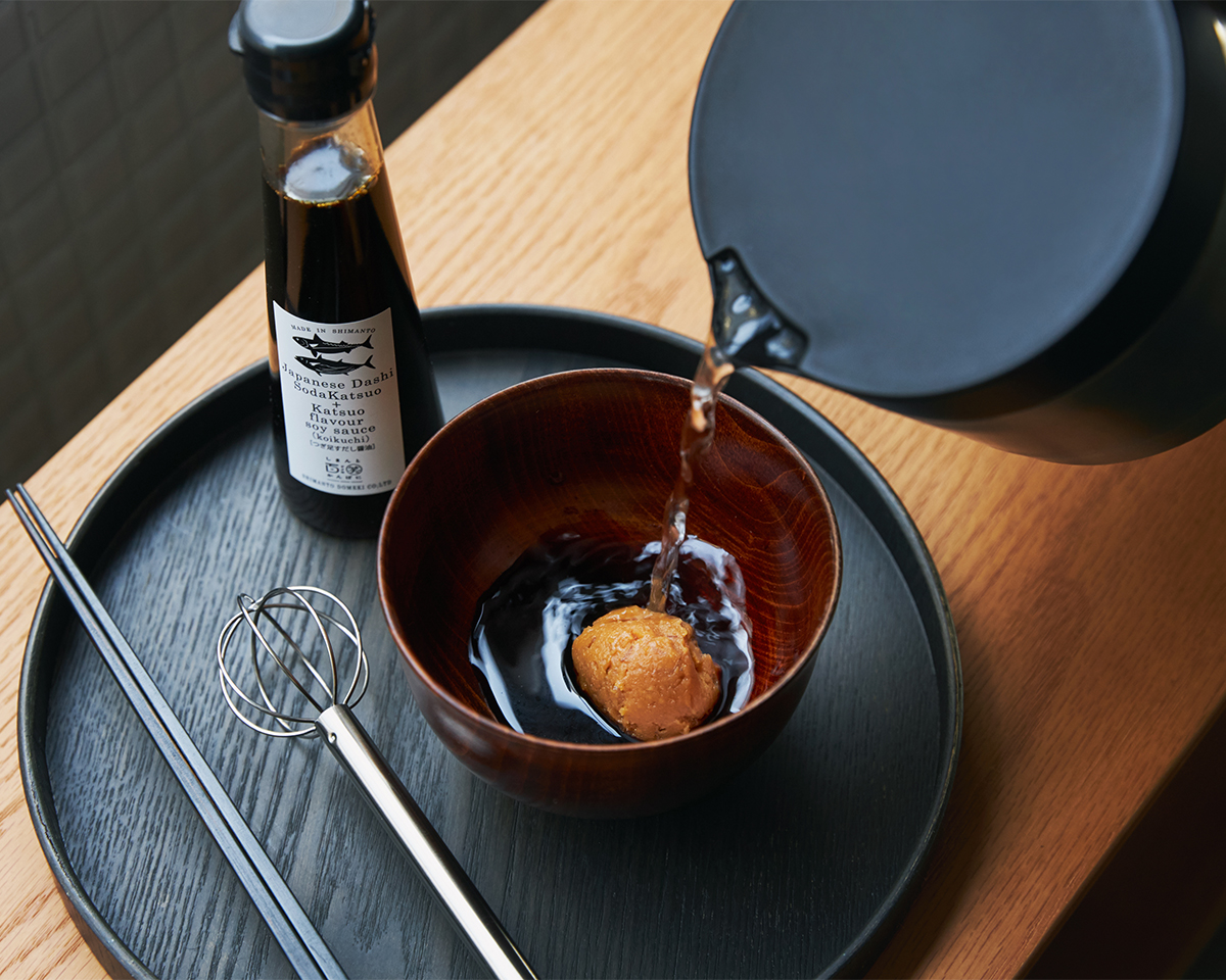 即席みそ汁が完成。おすすめは、すし酢アレンジ！うまみが凝縮！いつもの調味料が宗田節で輝きだす、つぎ足して使える「だし醤油＆だし酢（化粧箱入り）」｜SHIMANTO DOMEKI COMPANY
