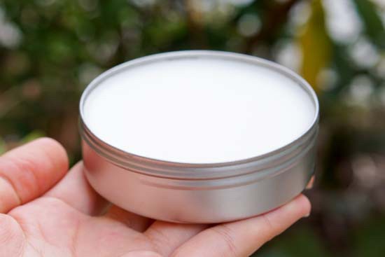 手間のかかる「釜だき製法」にこだわり、天然成分と洗浄成分のバランスを作り上げた。|白スニーカーも腕時計もフローリングもピッカピカ。みんなが夢中になる「お掃除バーム」|TOMIE