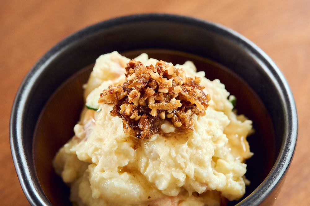 いつもの「ポテトサラダ」にかければ、お酒に合う「大人のポテトサラダ」にグレードアップ｜どんな料理も美味しくなる。ギフトにも喜ばれる、香り高いトリュフ入りの万能調味料「サクサクしょうゆアーモンド トリュフ風味」