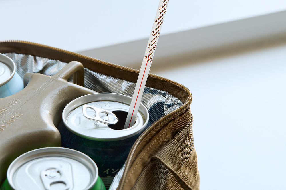 冷えたビールの温度をキープするのはもちろんのこと、常温のビールをキンキンに冷やすことも可能|缶や瓶に密着するからすぐに飲み物がキンキン、長時間キープするドリンク保冷剤(ブロック型・スティック型)