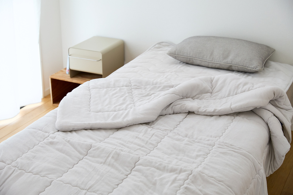 寒暖差が激しい季節の変わり目も、“おだやかな春”のような暖かさに、一晩中包まれる|柔らかさと暖かさにこだわって、シンカーパイル編みで編み上げた、贅沢なパイルケット『ZEPPINパイル』(春秋冬寝具)